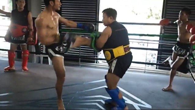 L'enchaînement monstrueux de coups de pied d'un pro du Muay Thaï