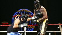 Oscar de la Hoya affronte Shaquille O'neal sur un ring de boxe