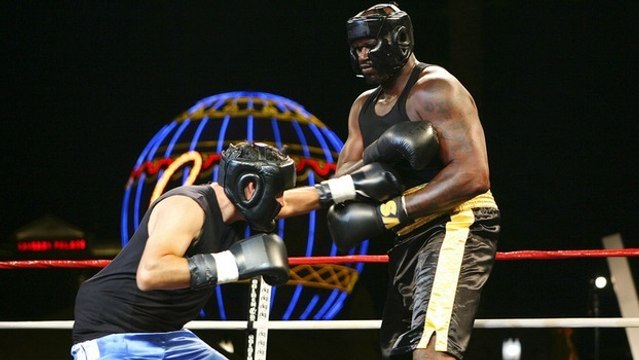 Oscar de la Hoya affronte Shaquille O'neal sur un ring de boxe