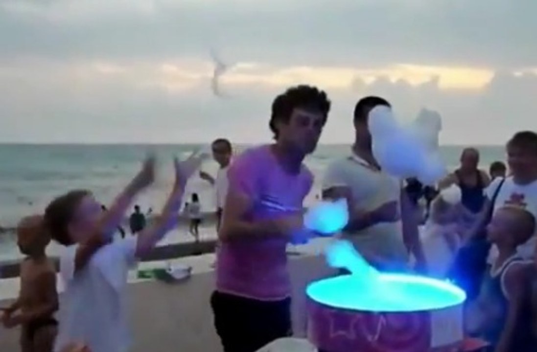 Il sculpte les barbes à papa en dansant sur du Michael Jackson