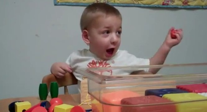 Cet enfant entend la voix de sa mère pour la première fois