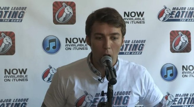 Cet homme détient le record du rot le plus long !