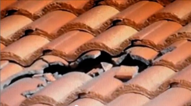 Un bloc de glace tombe du ciel sans raison sur une maison !