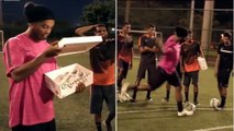 Ronaldinho suprend des jeunes joueurs et tente le challenge de la barre