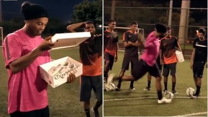 Ronaldinho suprend des jeunes joueurs et tente le challenge de la barre