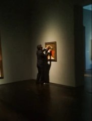 Un artiste peint par-dessus une toile de Picasso