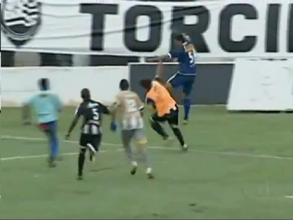 Football: Un arbitre brésilien distribue 12 cartons rouges dans un même match !