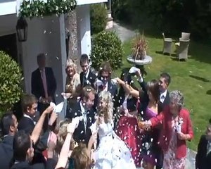 Maladroite, elle renverse un verre d'alcool sur la robe de la mariée