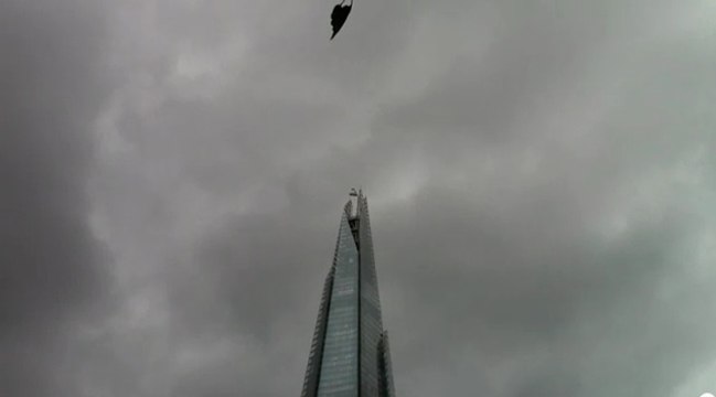 Un laveur de vitres secoué par le vent à 305 mètres d'altitude !