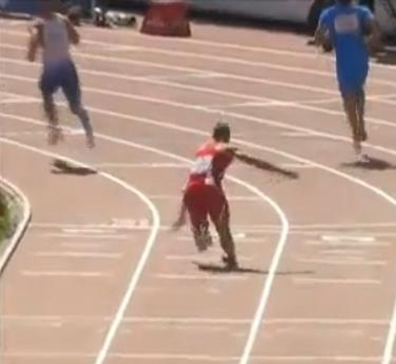 Athlétisme : sa jambe se retourne devant la ligne d'arrivée