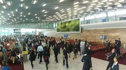 Le Flash Mob des employés d'Air France dans le hall d'aéroport