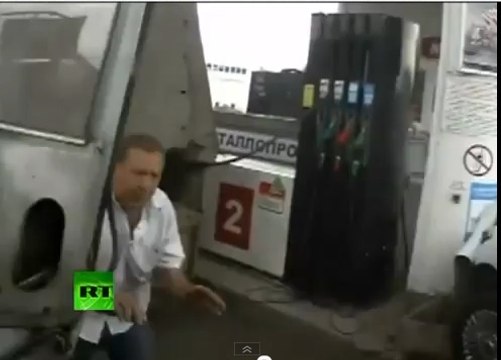 Russie : Cet homme sort indemne d'un terrible accident dans une station-service