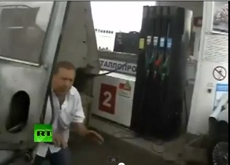 Russie : Cet homme sort indemne d'un terrible accident dans une station-service