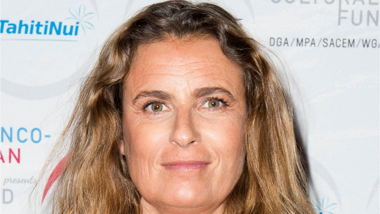 GALA VIDEO - “J’ai pu lui dire au revoir” : Lisa Azuelos touchante à l’évocation de la mort de sa mère Marie Laforêt