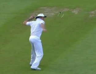 Il explose ses lunettes en pleine rencontre de cricket