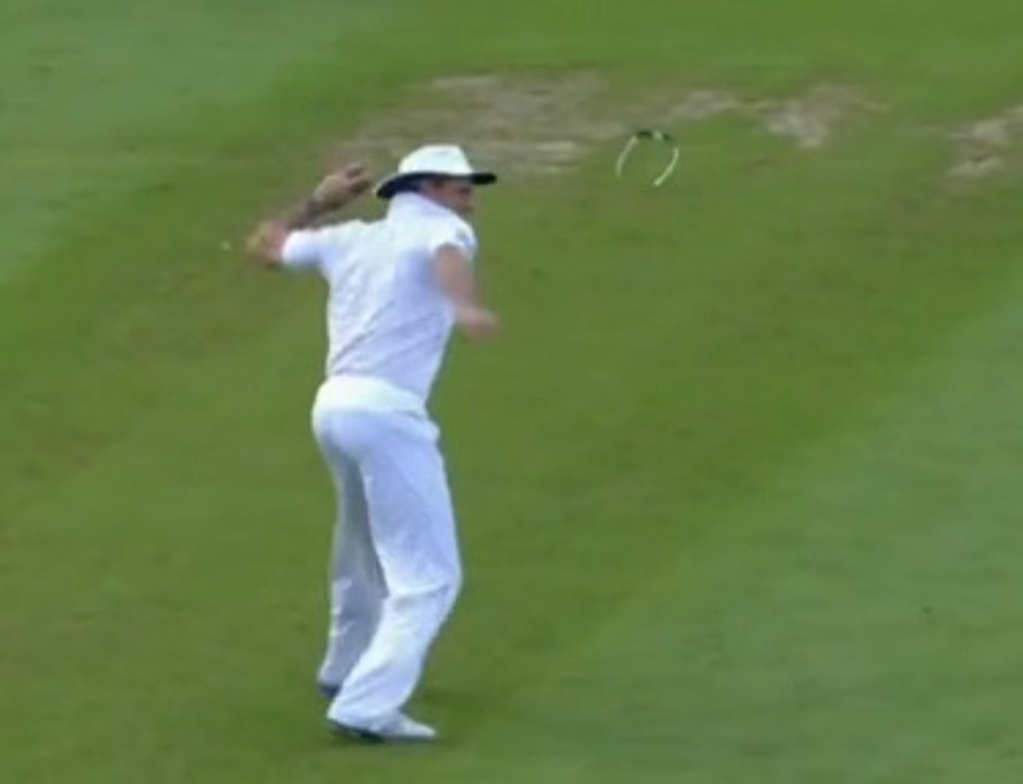 Il explose ses lunettes en pleine rencontre de cricket