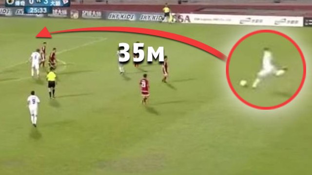 Paul Scholes frappe à 35 mètres du but et marque lors d'un match de gala