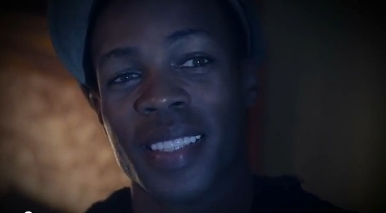 Il parodie les classiques de Disney en réalisant des clips musicaux