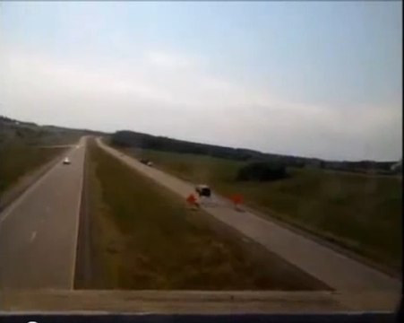 Une voiture prend son envol à cause de la route déformée !