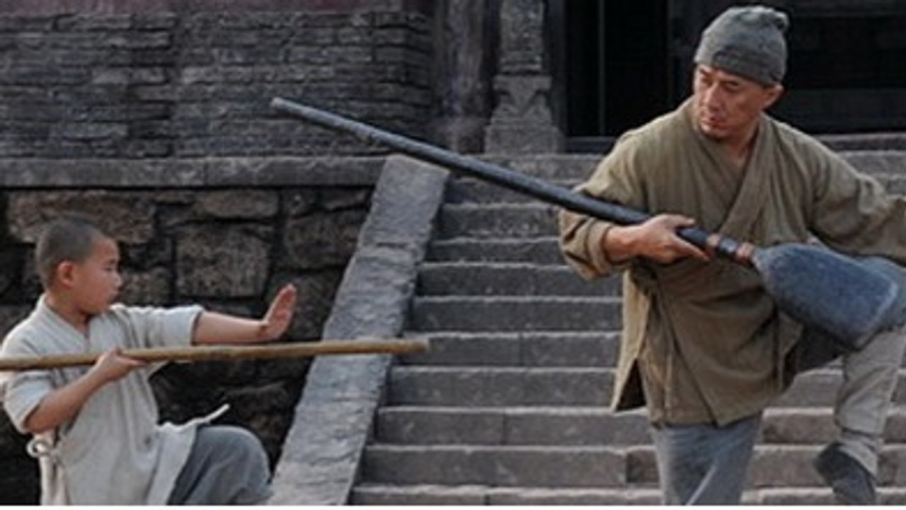 Jackie Chan se fait apprendre le Kung-fu par un jeune moine Shaolin