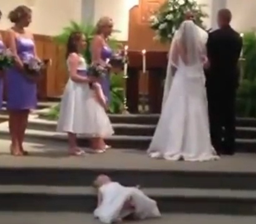 Une petite demoiselle d'honneur s'endort au pied de l'autel