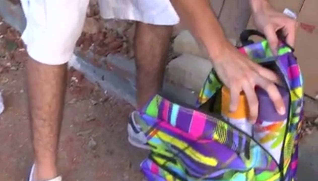 Quand un sac à dos rempli de bombes de peinture explose dans un abribus