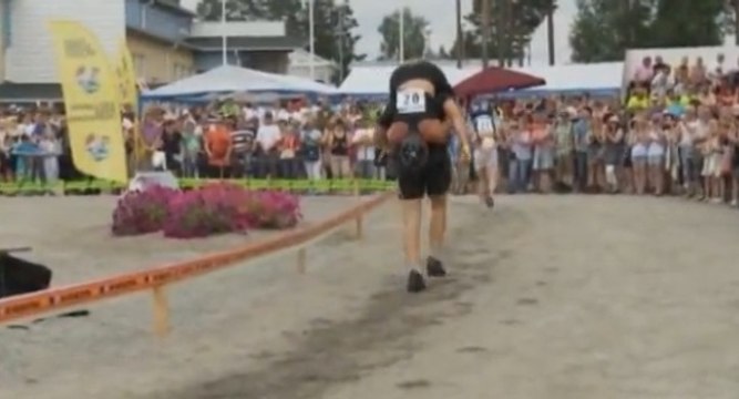 Découvrez la compétition du porter d'épouse en Finlande