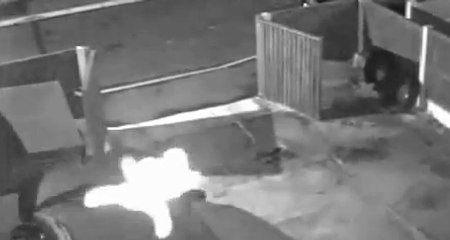 Leur vidéosurveillance surprend un fantôme d’enfant dans la cour de leur maison