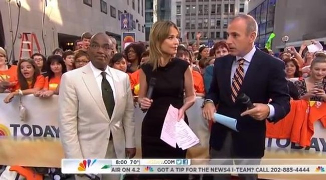 Ce journaliste reste figé face à la caméra et ne parle plus