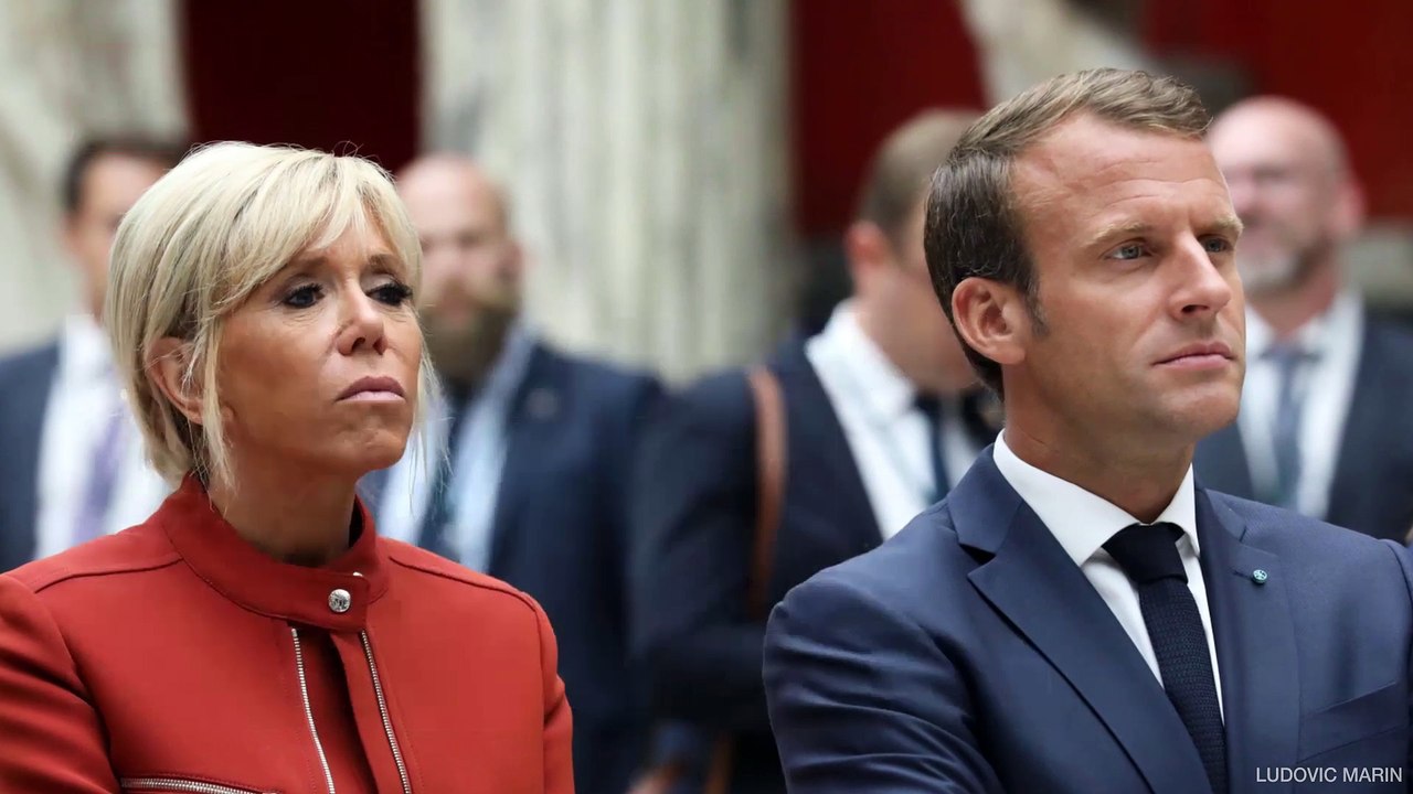 Quand Brigitte Macron dégaine ses baskets en voyage officiel, on adore !