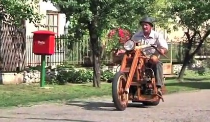 Sa moto est en bois!