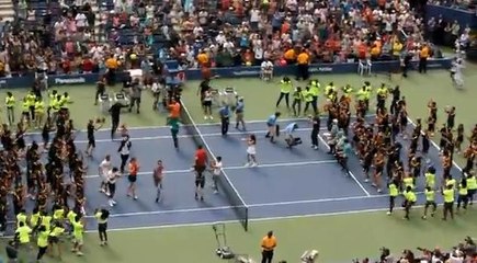 Novak Djokovic accompagne Carly Rae Jepsen pour une flash mob de ''Call Me Maybe''