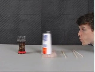 Cet adolescent devient un artiste en utilisant... des pailles et des glaçons