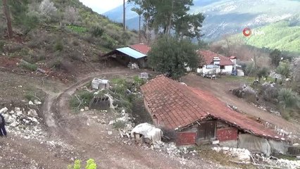 Kumluca'da meydana gelen heyelan, oturdukları evi tehdit ediyor