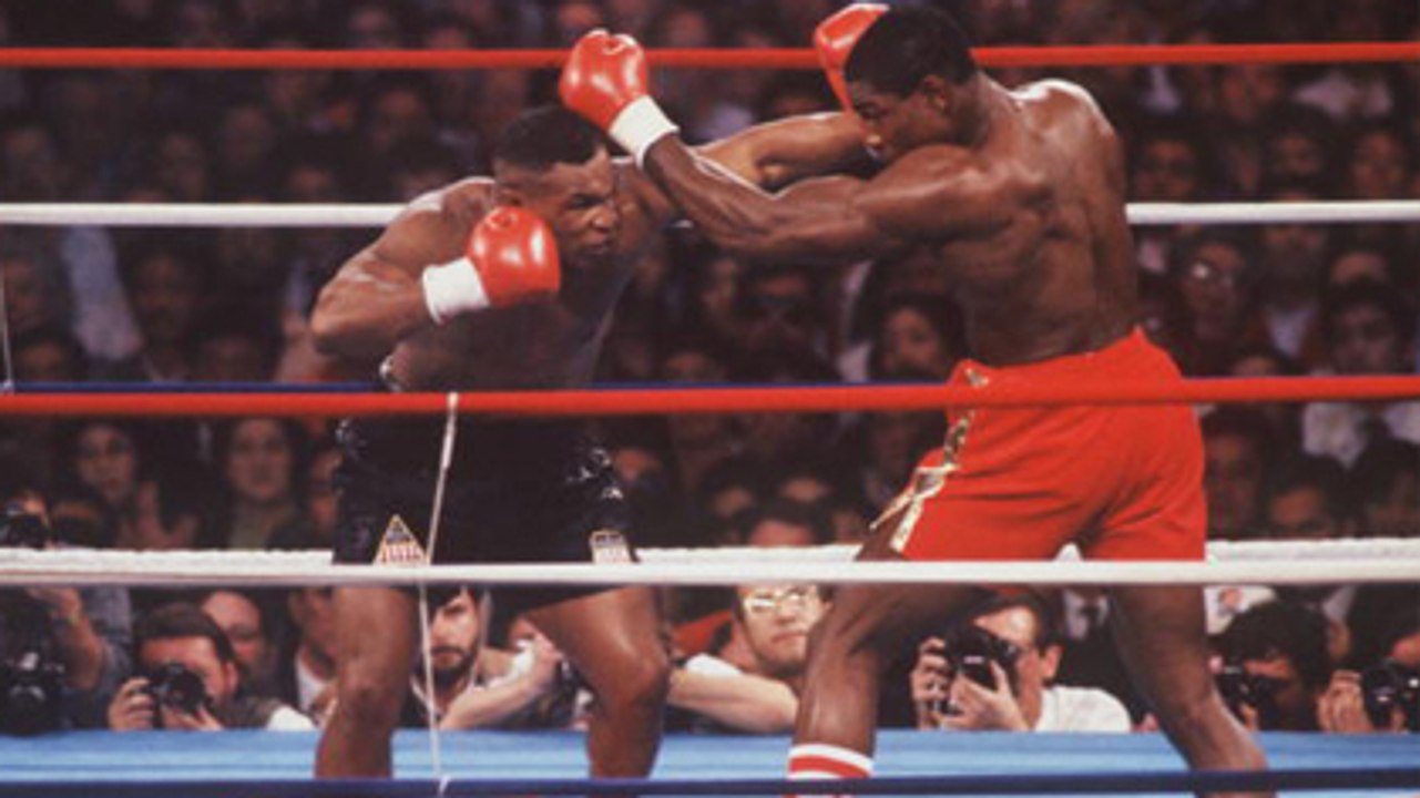 Mike Tyson enchaîne une fabuleuse série d'esquives avant de coucher Reggie Gross