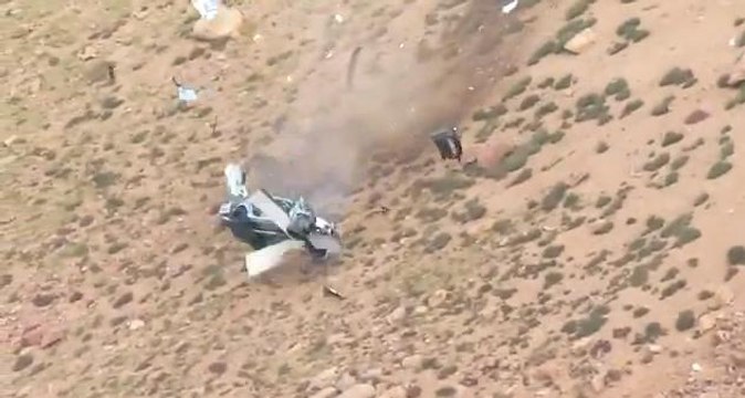 Il perd le contrôle de son véhicule et dévale la pente d'une colline en tonneaux