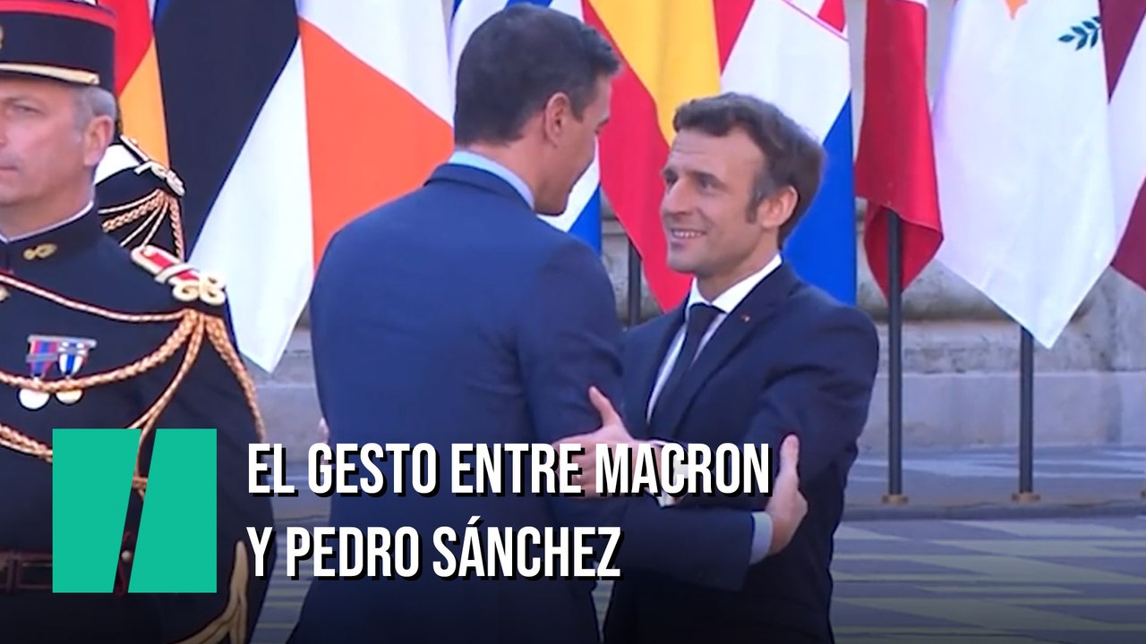 El gesto entre Macron y Sánchez al encontrarse