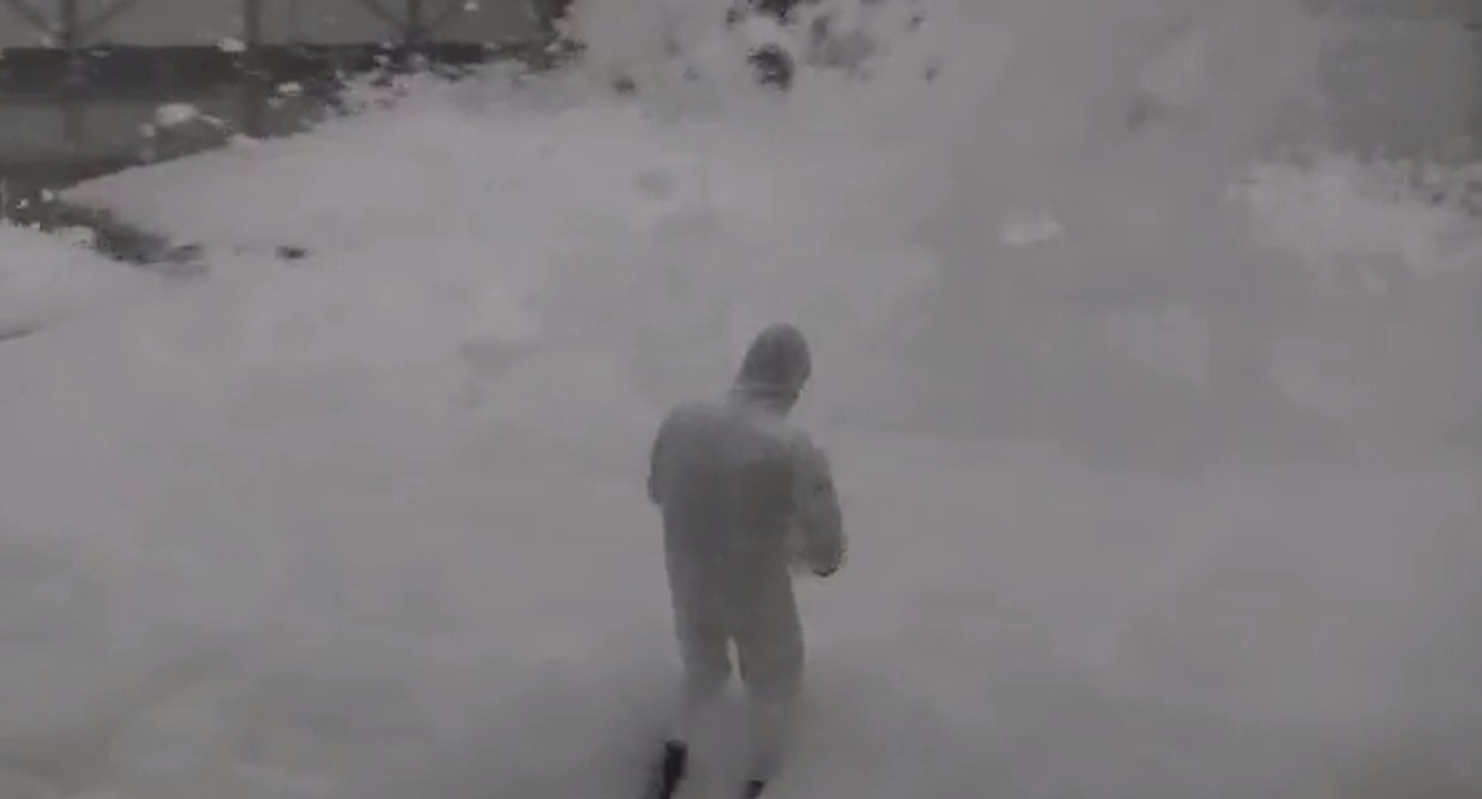 Ils remplissent un hangar avec de la mousse extinctrice