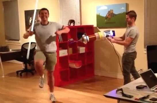 Il reçoit une décharge de 10 000 volts pour tenter d'allumer le néon placé dans sa main