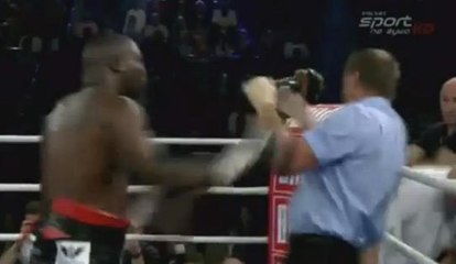 Boxe : Vexé, il frappe l'arbitre au visage