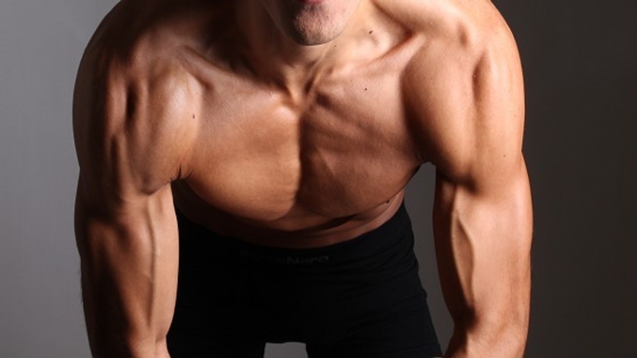 Exercice musculation pectoraux : Comment faire des pompes escalier parfaites en vidéo