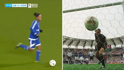 Ronaldinho tente de lober David Seaman comme lors de la Coupe du monde 2002