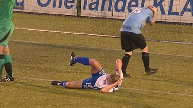 Un joueur se casse la jambe de façon terrible suite à un duel