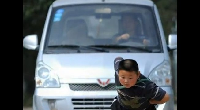 Découvrez cet enfant de 7 ans tracter une camionnette de plus d'une tonne