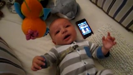 Ce bébé arrête de pleurer dès qu'il entend la musique de Star Wars