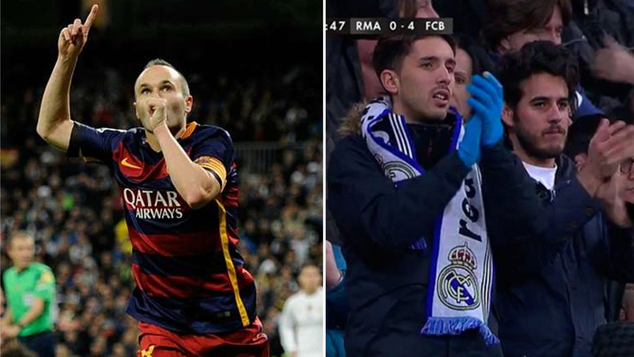 Andrés Iniesta se fait applaudir par les supporters du Real Madrid lors du Clasico
