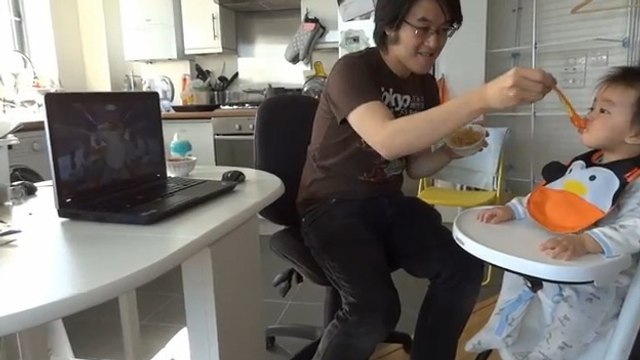 Découvrez la solution de ce père pour faire manger son bébé