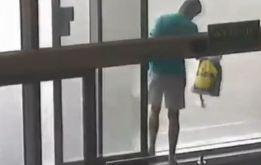 Ivre, il se prend une porte automatique en pleine tête