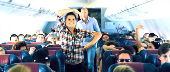 Les danseuses de Kanye West réalisent un flash mob en avion