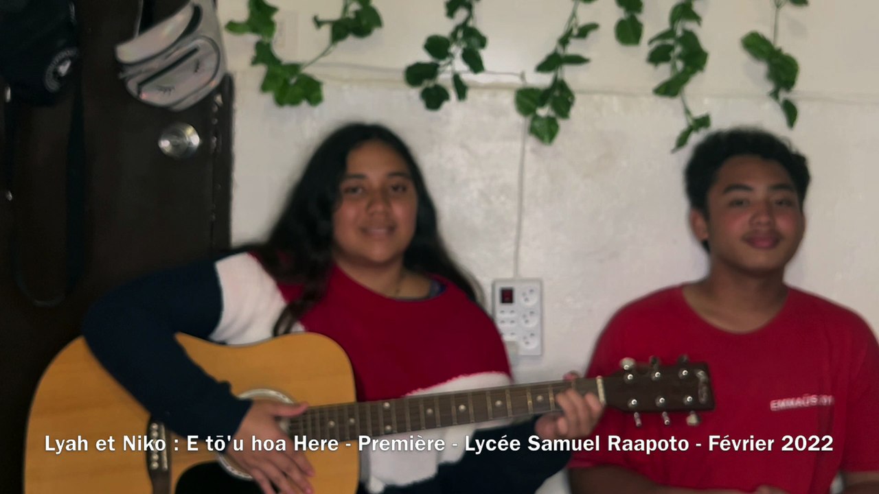 1er prix : Lycée Samuel Raapoto – Lyah COLOMBANI et Niko RAUFAKI, élèves de première, pour la chanson « E to’u hoa Here »